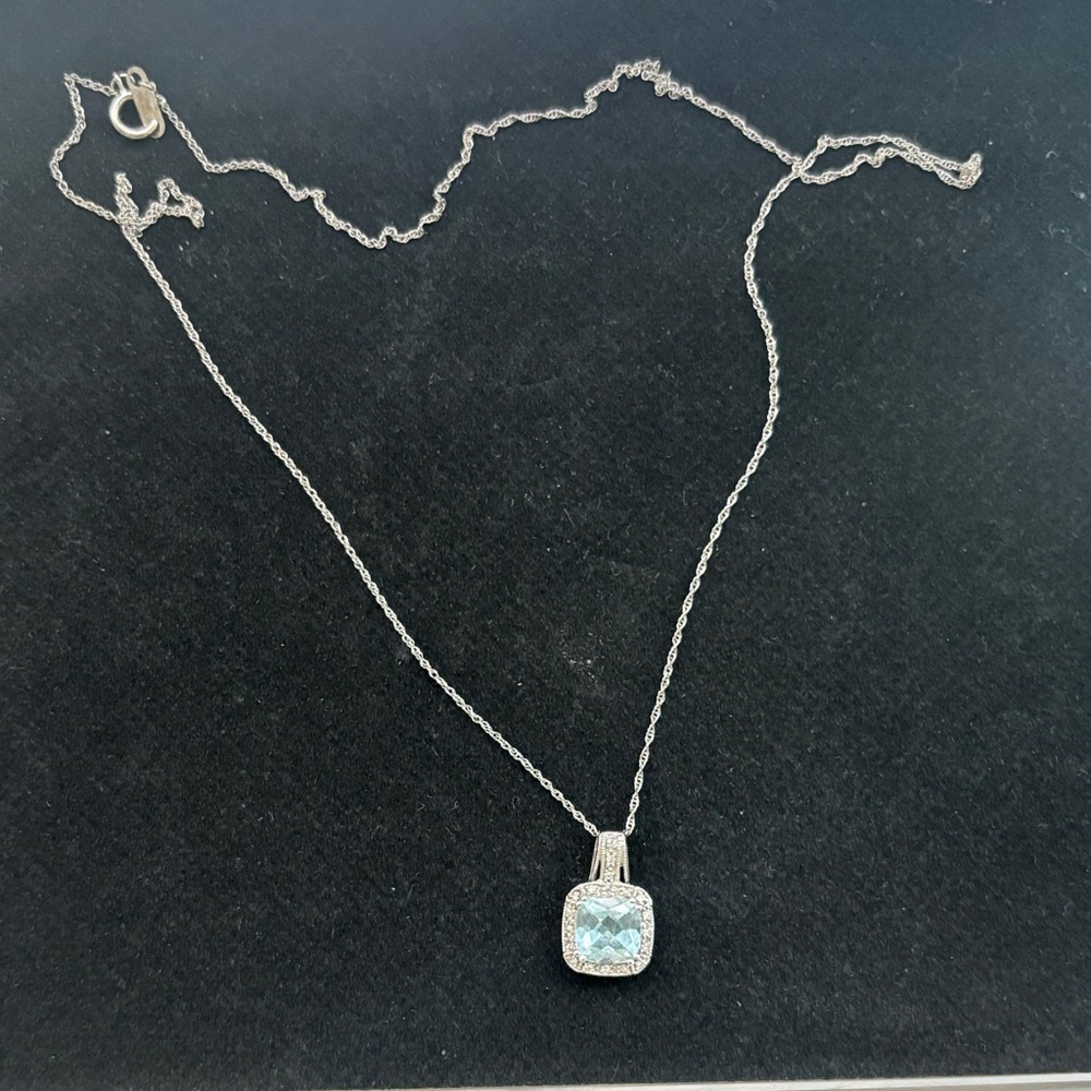 Elegant 10K white Gold Necklace with Blue Aquamarine Gemstone